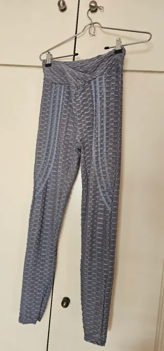 Mallas grises con frunce en glúteo