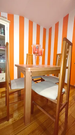 Mesa de comedor con 4 sillas