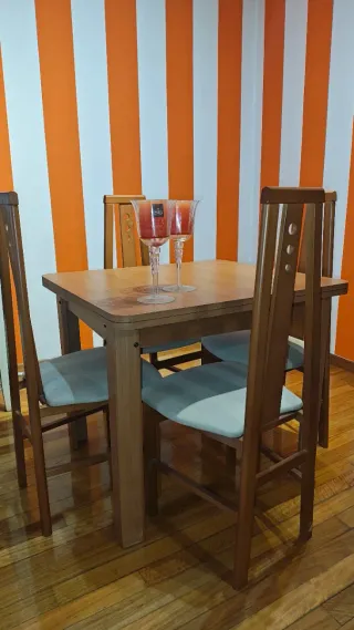 Mesa de comedor con 4 sillas