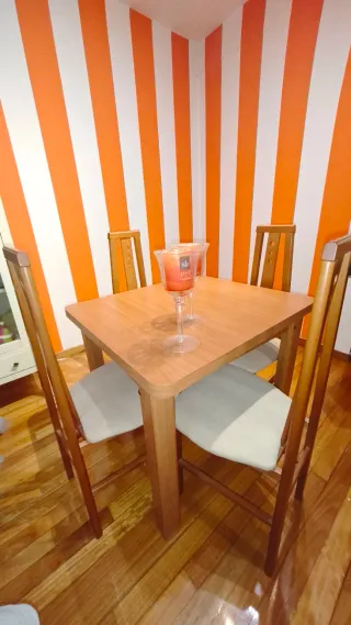 Mesa de comedor con 4 sillas