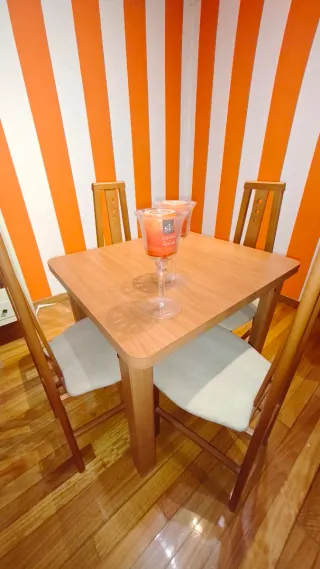 Mesa de comedor con 4 sillas