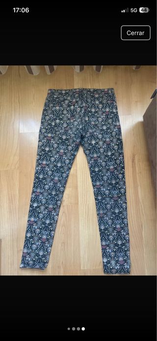 Pantalón negro estampado flores Stradivarius
