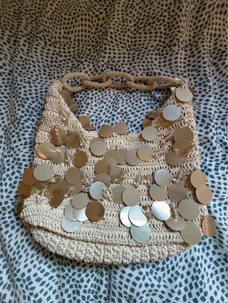 Bolso Parfois lentejuelas beige y dorado
