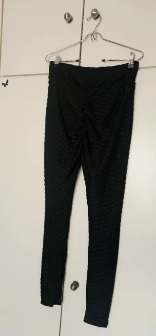 Mallas negras con frunce en glúteo