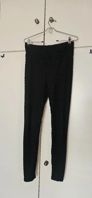 Mallas negras con frunce en glúteo