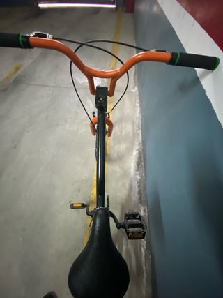 Bicicleta BMX Monty Negra y Naranja sin apena