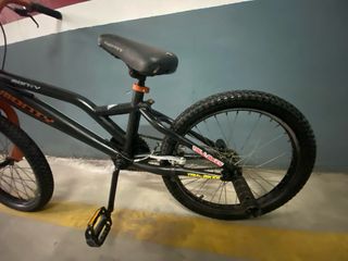 Bicicleta BMX Monty Negra y Naranja sin apena