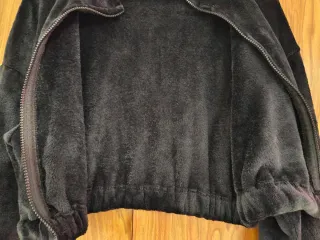 Chaqueta corta negra con térmico interior