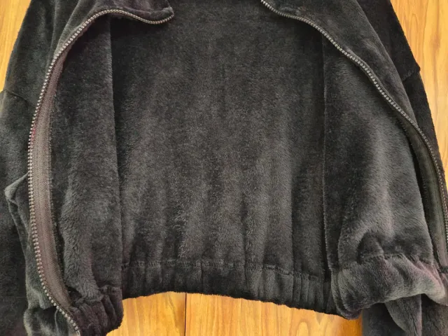 Chaqueta corta negra con térmico interior