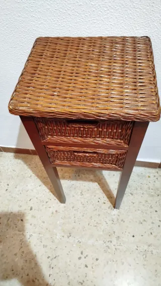 Tavolo ausiliario in vimini e legno