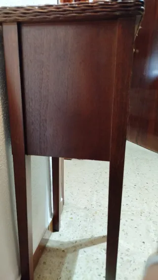 Tavolo ausiliario in vimini e legno