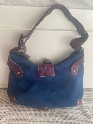 Bolso de hombro azul y morado con tachuelas