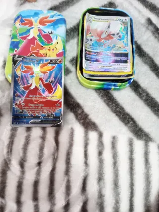 Caja Pokémon con cartas Delphox V y Zoroark V