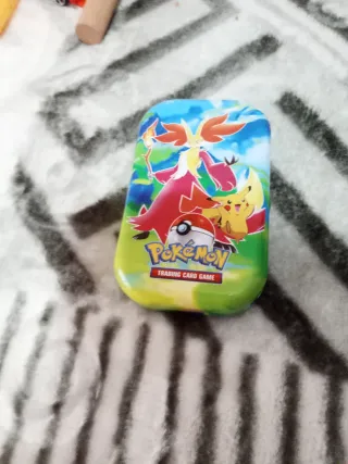 Caja Pokémon con cartas Delphox V y Zoroark V