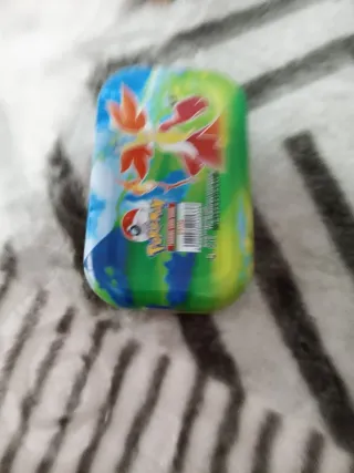 Caja Pokémon con cartas Delphox V y Zoroark V