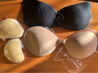 Reggiseni adesivi neri e beige