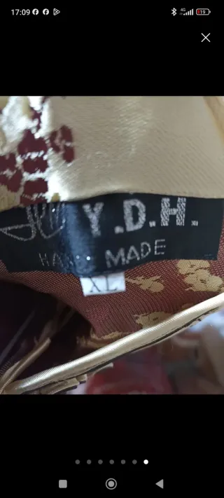 Vestido chino dorado con flores moradas