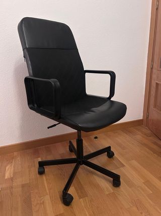Silla giratoria de oficina negra