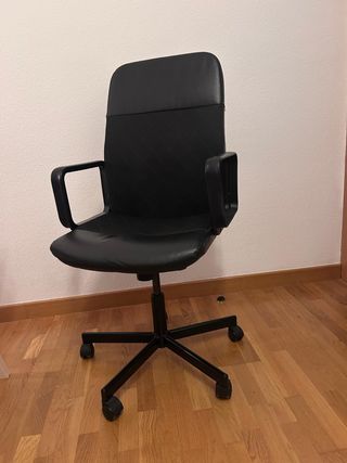 Silla giratoria de oficina negra