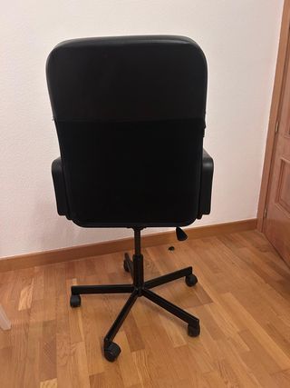 Silla giratoria de oficina negra