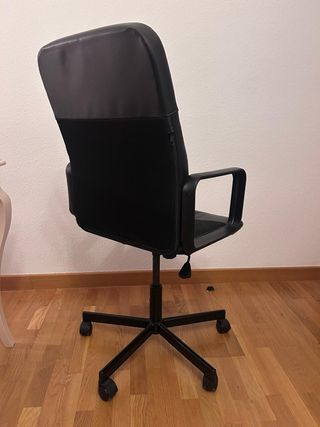 Silla giratoria de oficina negra