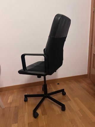 Silla giratoria de oficina negra