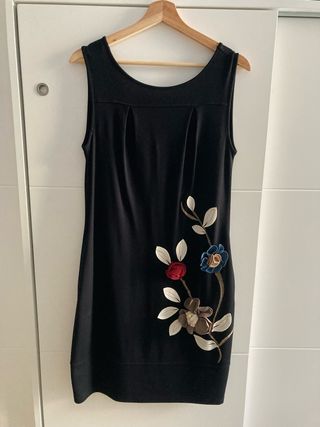 Vestido negro con flores aplicadas