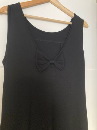 Vestido negro con flores aplicadas