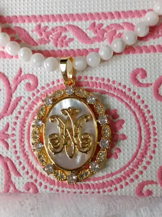 Collar y medalla nacar natural Avemaría