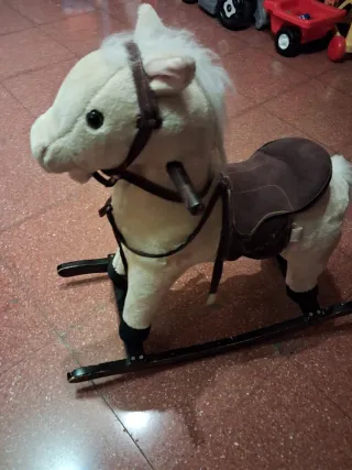 Caballo balancín de peluche
