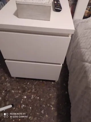 Cama 150 cm y mesitas