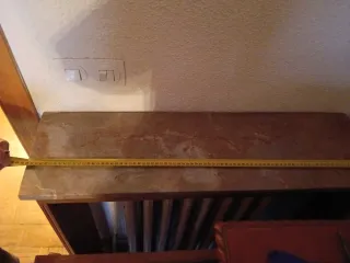 Cubreradiador madera, mimbre y piedra