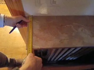 Cubreradiador madera, mimbre y piedra