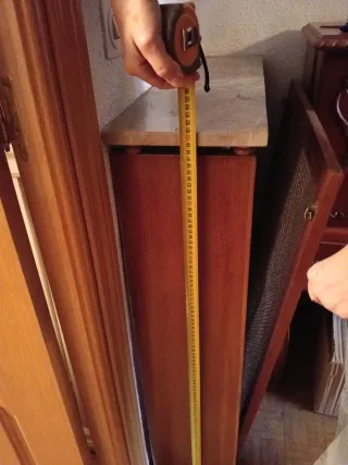 Cubreradiador madera, mimbre y piedra