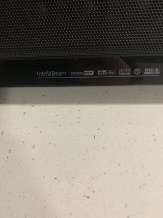 Barra de sonido Yamaha negra con mando y cables