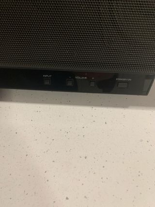 Barra de sonido Yamaha negra con mando y cables