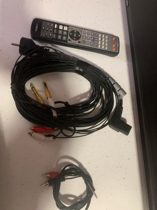 Barra de sonido Yamaha negra con mando y cables