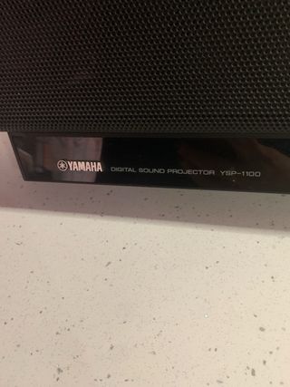 Barra de sonido Yamaha negra con mando y cables