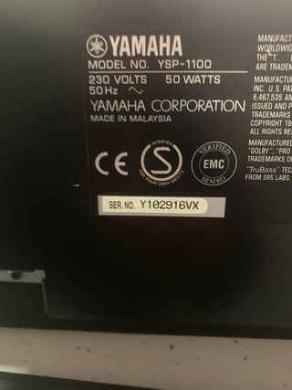 Barra de sonido Yamaha negra con mando y cables