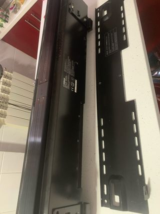 Barra de sonido Yamaha negra con mando y cables