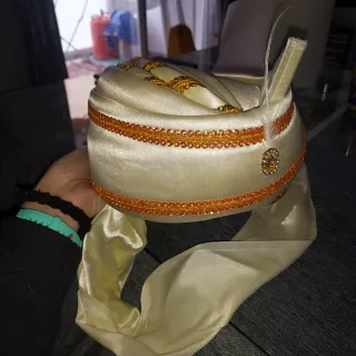 Gorro turbante hindú beige y dorado