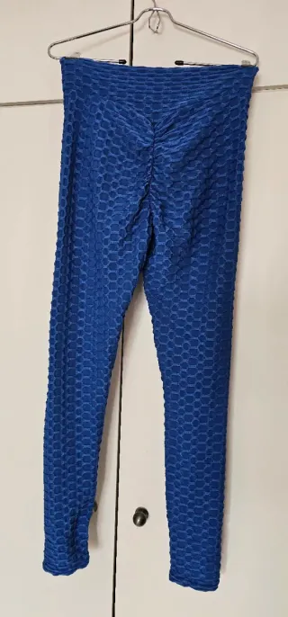 Mallas azules con frunce en glúteo