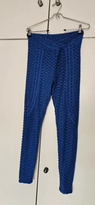 Mallas azules con frunce en glúteo