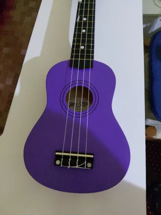 Ukelele morado