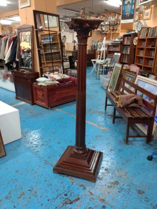 Pie de lámpara estilo madera tallada