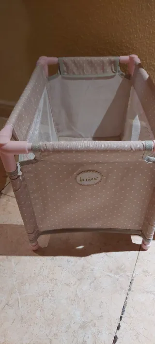 Conjunto Muñeco Bebé: Cuna y Trona