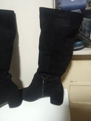 Botas altas negras talla 40 y bolso negro