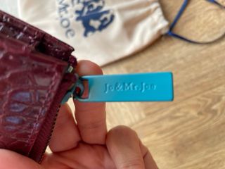 Cartera de piel roja con cremallera