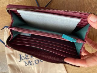 Cartera de piel roja con cremallera