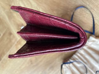 Cartera de piel roja con cremallera